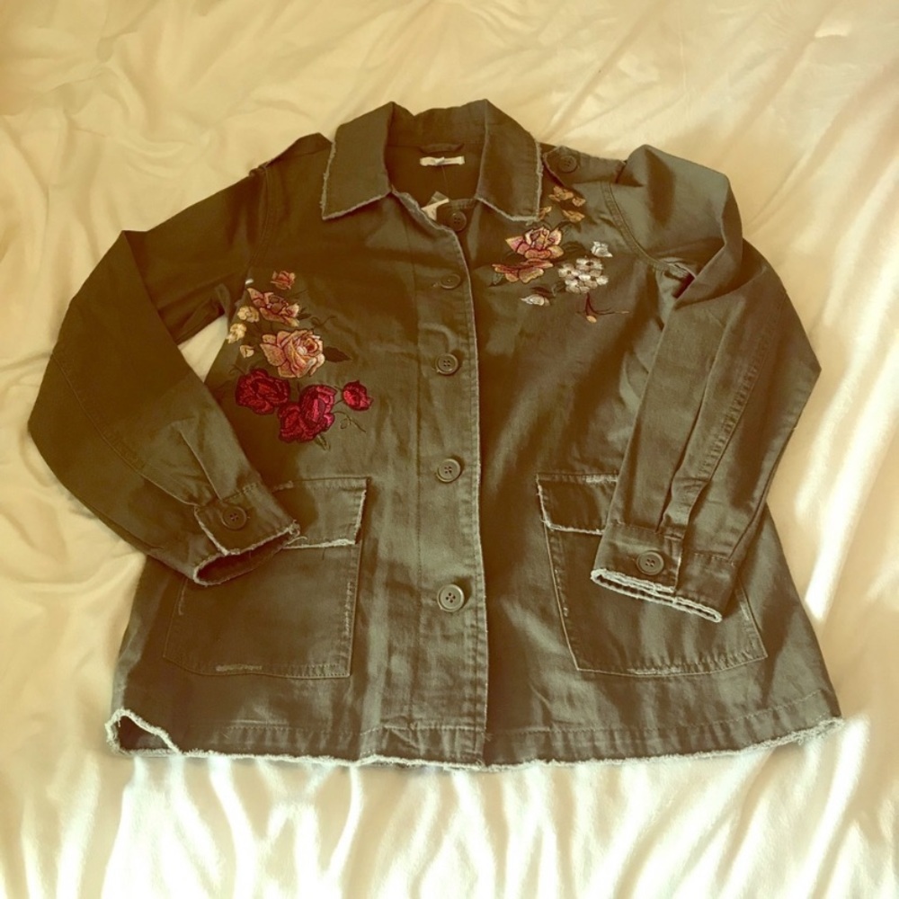 NWT Maurices Embroidered Floral Jacket Frayed Hem Small Fall Fashion 100% Cotton